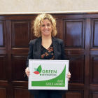 Plano medio de la presidenta del Patronato de Turismo de la Diputación de Tarragona, Meritxell Roigé, mostrando el diploma del galardón de los Green Destinations Award.
