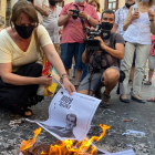 La presidenta de l'ANC crema una foto del rei Felip VI en un acte contrari a la Monarquia a Barcelona el 15 de juny del 2021.