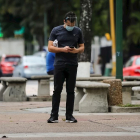 Un hombre consultando el móvil en la calle.
