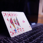 Unes cartes de pòquer sobre un ordinador