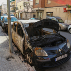 El carrer 21 de Bonavista va patir l'incendi d'un cotxe que va acabar afectant els balcons del bloc.