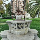 Imatge d'una de les últimes pintades al patrimoni, al pou situat al Parc de la Ciutat de Tarragona.