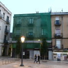Una imatge d'arxiu d'un edifici en obres a la plaça Catalunya.