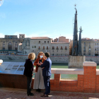 Pere Aragonès i Ester Capella amb l'alcaldessa de Tortosa, Meritxell Roigé, davant del monument franquista.