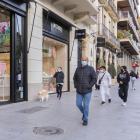 Peatones paseando por la Rambla Nova de Tarragona durante la tarde de ayer.