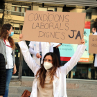 Un cartell reclamant condicions laborals «dignes» durant la vaga de sanitat i serveis assistencials a Girona.