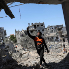Plano general de un palestino caminando sobre escombros después del ataque aéreo y terrestre del ejército israelí en la Franja de Gaza.