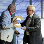 Josep Anton Codina en el momento en que recibió el premio de la mano del poeta y presidente del CoNCA, Carles Duarte en 2018
