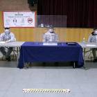 Los miembros de una mesa electoral de Sant Julià de Ramis equipados con los EPI durante el simulacro.
