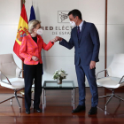 Reunión de la presidenta de la Comisión Europea, Ursula von der Leyen, y el presidente del gobierno español, Pedro Sánchez, en Madrid por|para la aprobación de plan|plano español.
