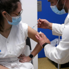 Vacunació a personal sanitari de l'Hospital de la Vall d'Hebron.