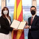 La presidenta del Parlament, Laura Borràs, recibe de manos del expresidente Roger Torrent la tradicional carta de Francesc Farreras, después de su proclamación