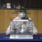 El presidente de una mesa electoral de Sant Julià de Ramis, con la EPI durante el simulacro.