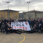 Eels amics d'en Ramon Flores amb el cap rapat i amb una pancarta de suport al jove.