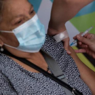 Una dona rep una dosis de la vacuna xinesa contra la covid 19 a Xile.