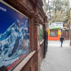 Un cartel del Everest en Thamel, a