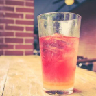 Imagen de archivo de una bebida rosa.