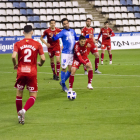 Francesc Fullana lluita una esfèrica durant el partit disputat diumenge al Camp d'Esports.