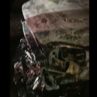 Captura de pantalla del vídeo on es veuen els vehicles cremats.