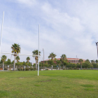 El césped que viste actualmente el campo de rugby no es apto para la práctica deportiva.