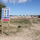 Una máquina parada en la zona donde se está construyendo el parque eólico Els Barrancs, en Vilalba dels Arcs (Terra Alta).