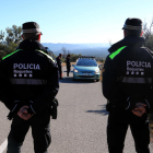 Dos agents de la Policia Local i dels Mossos d'Esquadra requerint la documentació a un vehicle que volia accedir als Ports.