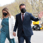 El candidato a la investidura, Pere Aragonès, entrando en el Parlament con su mujer.