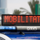 La senyalització lumínica d'un cotxe de la Guàrdia Urbana que indica que la mobilitat està restringida.