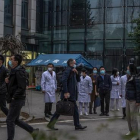 Peter Ben Embarek, el líder del equipo de la OMS en Wuhan, tras visitar a miembros del Hospital Provincial de Hubei en Wuhan, China.