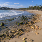 Aspecte de la platja de l'Arrabassada, on han quedat descobertes centenars de pedres quan el mar ha retrocedit després del temporal.