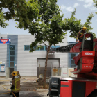Imatge de l'incendi del taller, on ha perdut la vida un bomber.