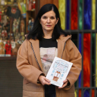 Monika Escuer Ros davant la botiga del Barato de Reus, amb el primer conte que va escriure.