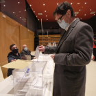El candidat del PSC al 14-F, Salvador Illa, votant al seu col·legi electoral a la Roca del Vallès.