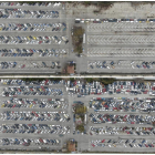 El dipòsit municipal de vehicles abans i després de l'adjudicació de 780 vehicles.