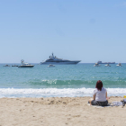 Una cuarentena de embarcaciones se manifestó ayer a Tarragona, ante la playa de Miracle.