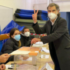 Jordi Cuixart, president d'Òmnium, votant al seu col·legi electoral.