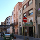 Una casa con un cartel de alquiler y/o venta, a la derecha de la imagen, en una céntrica plaza de l'Espluga de Francolí.