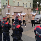 Pla obert de les feministes de Femen protestant davant el col·legi electoral on ha votat el candidat de Vox, Ignacio Garriga.