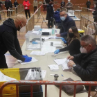Un a persona exercint el seu dret a vot en el pavelló del Nàstic.