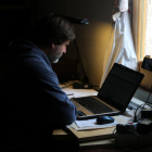 Imagen de archivo de una persona haciendo teletrabajo, método que está causando fatiga los últimos meses.