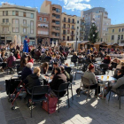 La plaza Corsini sábado, con mesas sin la distancia obligada y con más de cuatro personas.