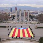 L'estelada gegant que ha desplegat l'ANC a les Fonts de Montjuïc per demanar la mobilització de vot independentista