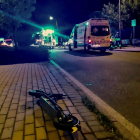 Imagen del patinete en el que un joven de 16 años ha muerto esta noche al ser arrollado por un vehículo cuando cruzaba por un paso de peatones.