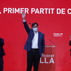 El candidat del partit guanyador, el socialista Salvador Illa, al costat de Miquel Iceta i Eva Granados.