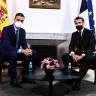 Plano entero del presidente del gobierno español, Pedro Sánchez, y del presidente francés, Emmanuel Macron
