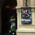 L'exterior del Liceu aquest dilluns amb els cartells de 'La traviata'.