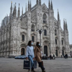Dos personas pasean por el centro de Milán en llena segunda ola de coronavirus en Italia.