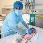 La corta edad del bebé ha favorecido que la operación fuera viable.