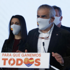 El candidato de Cs a la Generalitat, Carlos Carrizosa, compareciendo al lado de la presidenta del partido, Inés Arrimadas.