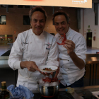 Los hermanos Torres, chefs del restaurante Cocina Hermanos Torres, mostrando el plato elaborado y una gamba de Tarragona a la exhibición hecha a los Premios Gastronómicos Tarragona.